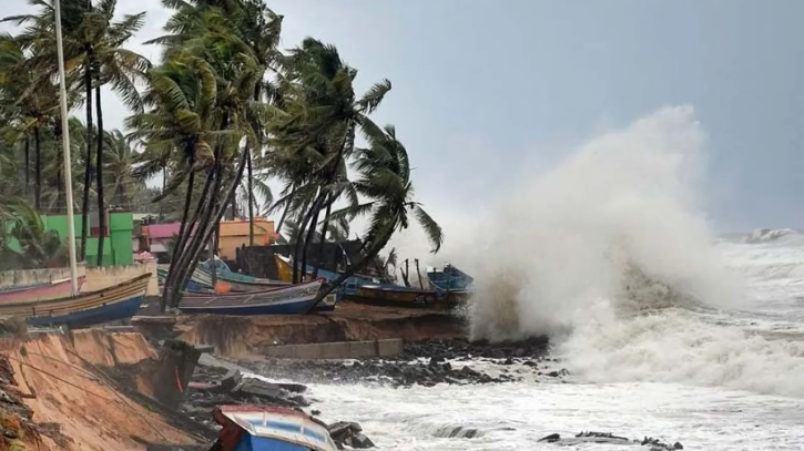 উপকূলের আরও কাছে প্রবল ঘূর্ণিঝড় ‘ডানা’