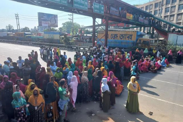 বকেয়া বেতনের দাবিতে ঢাকা-টাঙ্গাইল মহাসড়ক অবরোধ