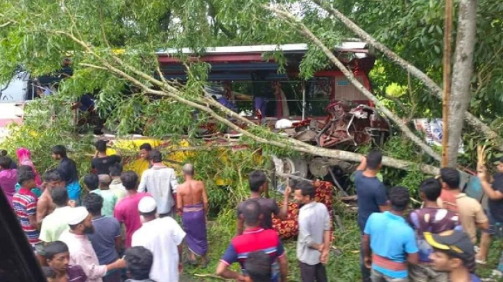 গোপালগঞ্জে বাস-ট্রাক সংঘর্ষ, ঘটনাস্থলেই ৫ জনের মৃত্যু