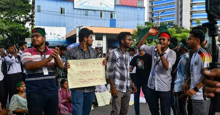 তেজগাঁওয়ে পলিটেকনিক শিক্ষার্থীদের সড়ক অবরোধ, তীব্র যানজট