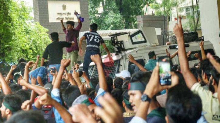 কোটা আন্দোলন: পুলিশের গাড়ি ভাঙচুরে শিক্ষার্থীদের নামে মামলা