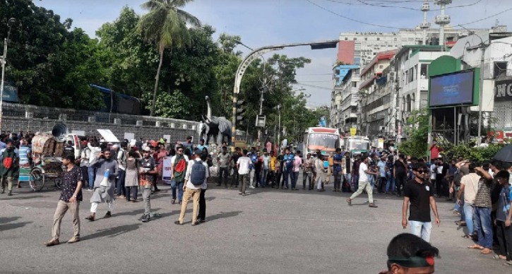 সায়েন্সল্যাবে শিক্ষার্থীদের অবরোধ, যানচলাচল বন্ধ