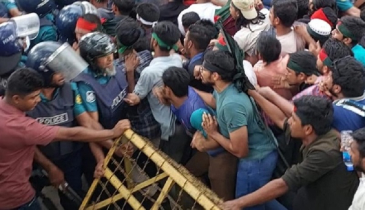 জিরো পয়েন্টের ব্যারিকেড ভাঙল শিক্ষার্থীরা