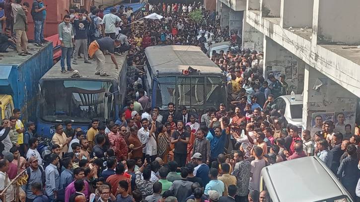 চিন্ময় কৃষ্ণ দাসকে বহনকারী প্রিজন ভ্যান আটকে বিক্ষোভ